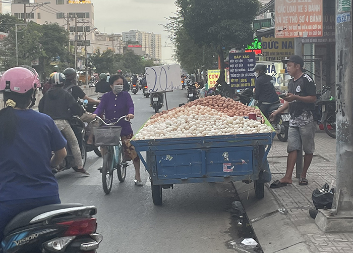 Trứng gà giá siêu rẻ: Ăn được không?