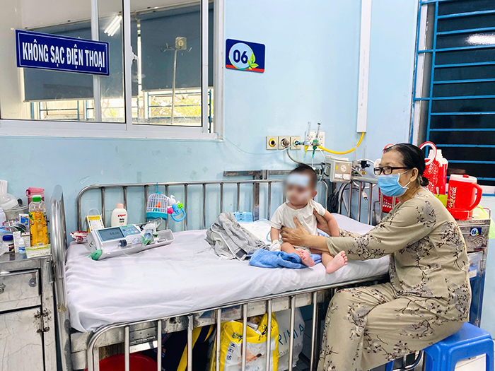 TP.HCM: Dịch sốt xuất huyết giảm, tay chân miệng tăng mạnh, sởi vẫn diễn biến phức tạp