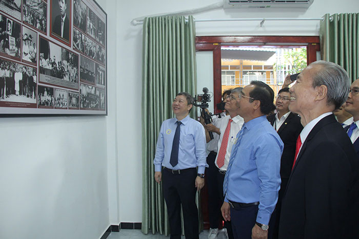 Chủ tịch TP.HCM mong học sinh Trường Ten Lơ Man rèn luyện bản lĩnh, trau dồi kiến thức