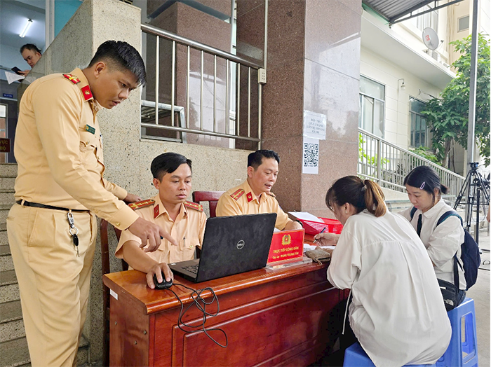 CSGT TP.HCM tiếp nhận hơn 12.000 hồ sơ cấp, đổi giấy phép lái xe sau gần 3 tuần