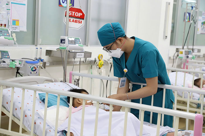 Thứ trưởng Bộ Y tế kiểm tra công tác phòng, chống dịch sởi tại TP.HCM