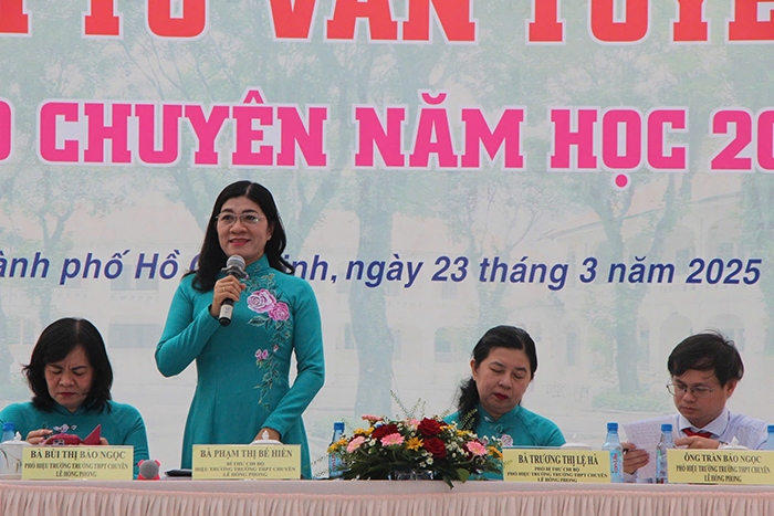 Hơn 3.000 học sinh, phụ huynh khối 9 đi “coi mắt” Trường THPT chuyên Lê Hồng Phong