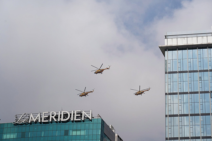 Người dân TP.HCM thích thú chiêm ngưỡng tiêm kích nhào lộn từ bến Bạch Đằng đến Landmark 81