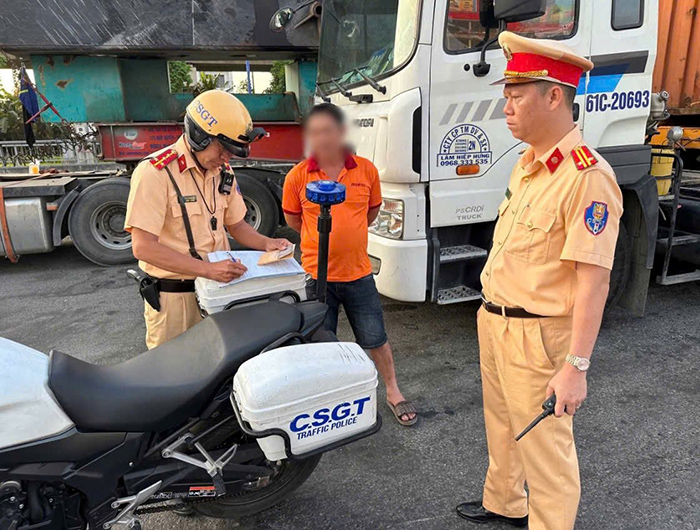 TP.HCM: Xử phạt tài xế container không thắt dây an toàn, dùng điện thoại khi lái xe