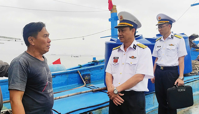 Vùng 3 Hải quân bàn giao hai tàu cá Đà Nẵng bị nạn trên biển