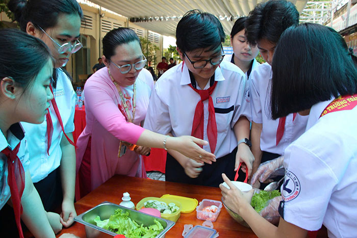Học sinh vào bếp trổ tài làm trà, salad trong giờ khoa học tự nhiên