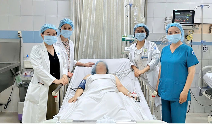 7 lần sốc điện cứu sống sản phụ và em bé chào đời khỏe mạnh