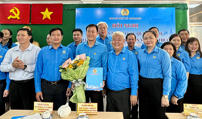 Liên đoàn Lao động TP.HCM công bố và trao quyết định thành lập, sắp xếp các đơn vị trực thuộc
