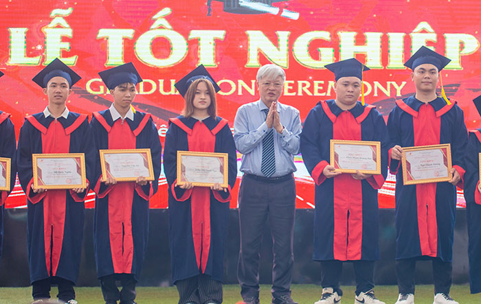 Hiệu trưởng nhắn nhủ sinh viên “nếu không giỏi nhất hãy có ý chí, nghị lực cao nhất”