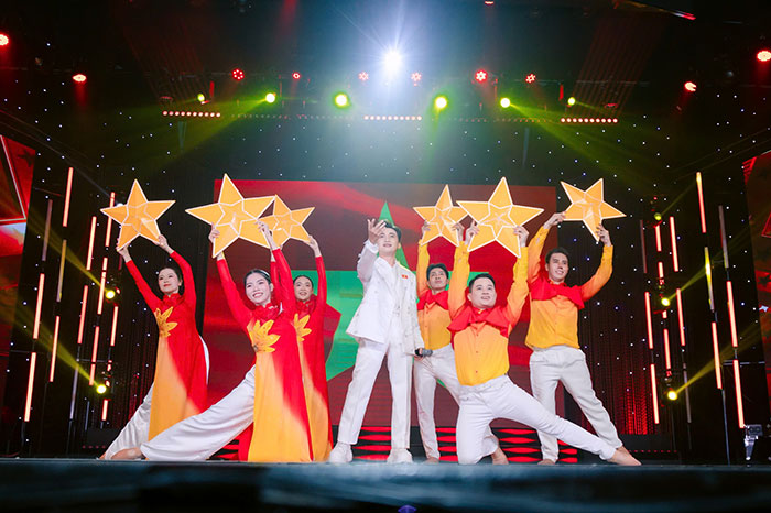 Chương trình nghệ thuật “Dưới ánh sao vàng” khơi dậy lòng tự hào dân tộc