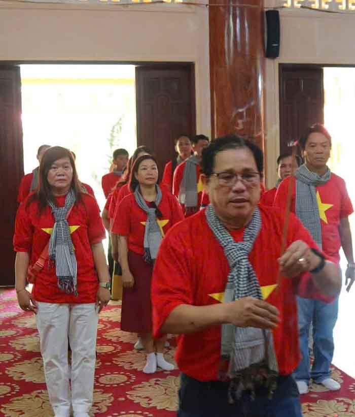 Kỷ niệm 50 năm Ngày Giải phóng miền Nam, thống nhất đất nước: Đảng bộ Trường THPT Ngô Quyền về nguồn tại Căn cứ Minh Đạm