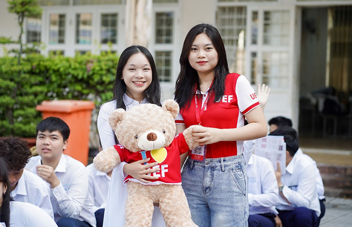 Học bạ trao tay, nhận ngay học bổng: Thí sinh trực tiếp nhận học bổng sớm từ trường đại học