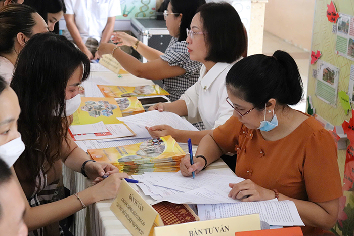 Giám đốc Sở GD-ĐT TP.HCM đề nghị tuyệt đối không yêu cầu người dân nộp thêm bất kỳ giấy tờ nào khi tuyển sinh đầu cấp