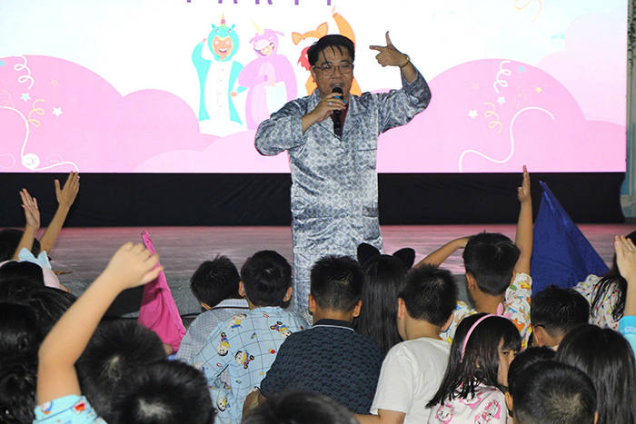 Học  sinh thích thú khi được trải nghiệm ăn, ngủ đêm tại trường