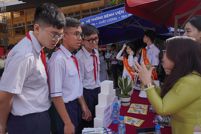 TP.HCM: Trường THPT mở “tour” tham quan trường để tuyển sinh 10