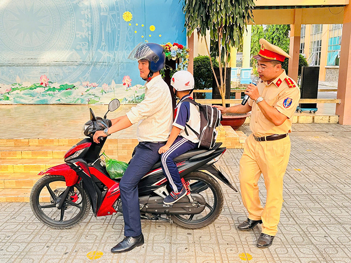 Hướng dẫn học sinh ngồi phía sau xe mô tô an toàn