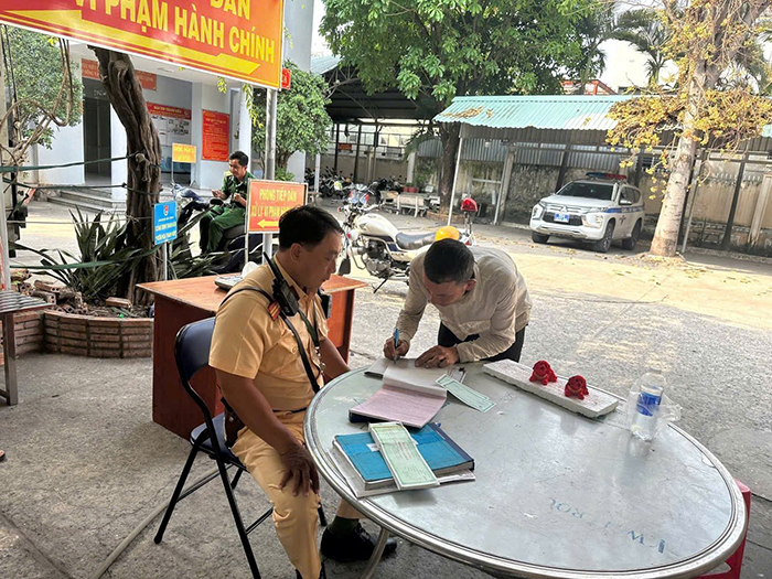 TP.HCM xử phạt nhiều người đi bộ sang đường không đúng nơi quy định