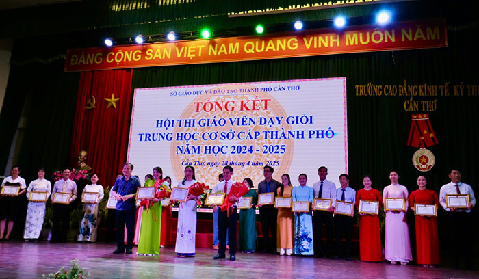 386 thầy cô đạt danh hiệu giáo viên dạy giỏi THCS cấp thành phố