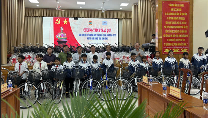 Lâm Đồng: Tặng xe đạp và quà cho học sinh dân tộc nghèo
