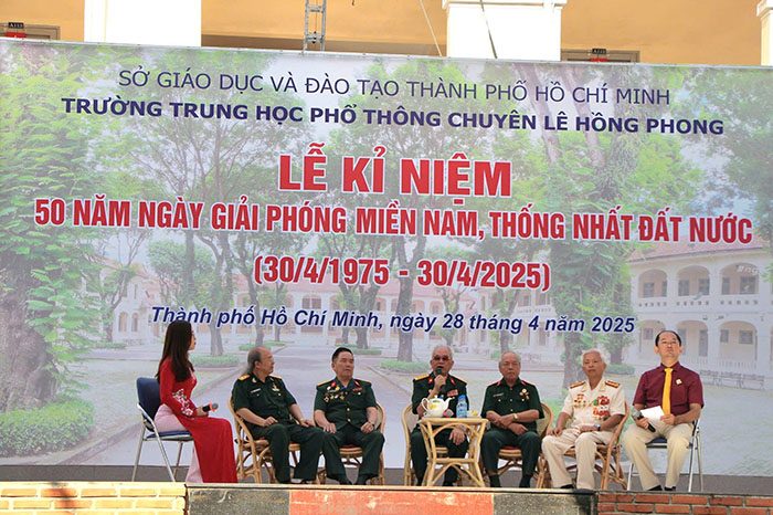 Những anh hùng làm nên lịch sử ngày 30-4-1975 kể chuyện lịch sử giữa sân Trường THPT chuyên Lê Hồng Phong