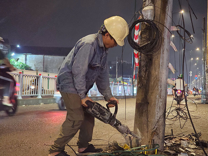 Dời trụ điện “án ngữ” trên đại lộ ngàn tỷ ở quận Gò Vấp, TP.HCM