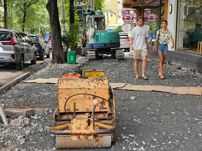 TP.HCM đề xuất tháo các thanh chắn trên vỉa hè