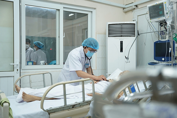 Cụ bà 85 tuổi hóc dị vật khi ăn xoài