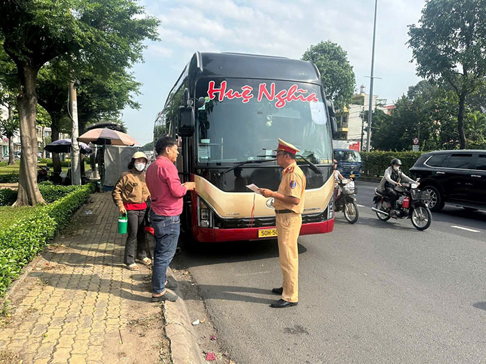 TP.HCM: Xử phạt nhiều tài xế không dùng thẻ nhận dạng khi lái xe