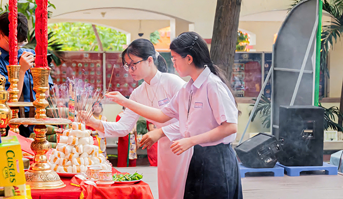 Giáo dục học sinh hướng về nguồn cội dân tộc