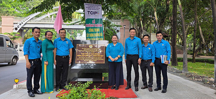 Gắn biển công trình “Xây dựng đường nối đường Trần Quốc Hoàn – đường Cộng Hòa”