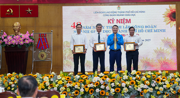 Công đoàn ngành giáo dục TP.HCM trao kinh phí còn tồn về Quỹ khuyến học