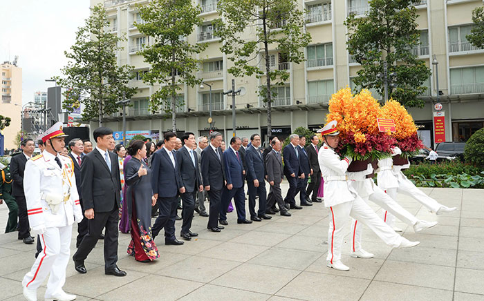 Đoàn đại biểu Trung ương Đảng dâng hoa, dâng hương Chủ tịch Hồ Chí Minh