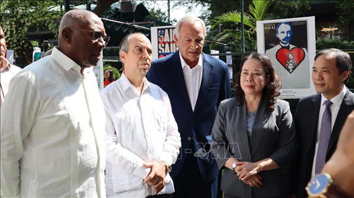 Khai mạc Triển lãm ảnh “Vì Việt Nam – Por Vietnam”