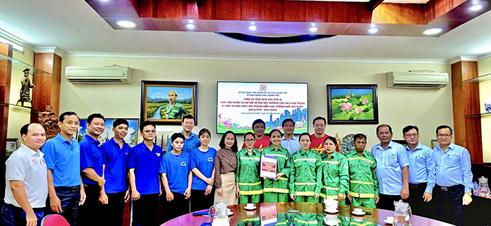 Công đoàn UBND TP.HCM tặng quà cho lao động tham gia bảo vệ môi trường