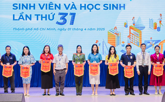 Phó Chủ tịch Hội Toán học Việt Nam khuyên học sinh, sinh viên dùng toán học, tri thức để xây dựng đất nước