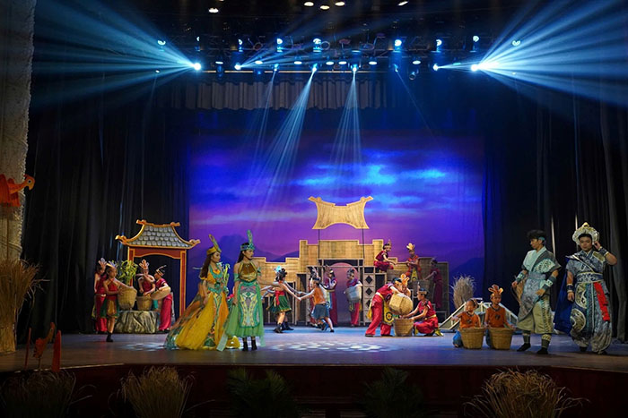 Vở nhạc kịch “The Enchanted Crossbow” giáo dục văn hóa, lịch sử