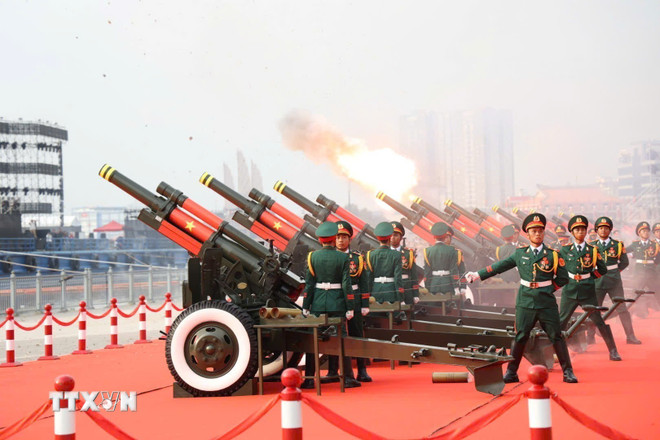 Nghi thức bắn 21 loạt đại bác mở đầu Lễ kỷ niệm 50 năm Giải phóng miền Nam, thống nhất đất nước