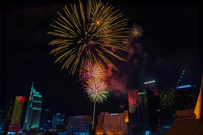 Pháo hoa rực sáng bầu trời TP.HCM chào mừng Đại lễ 30-4