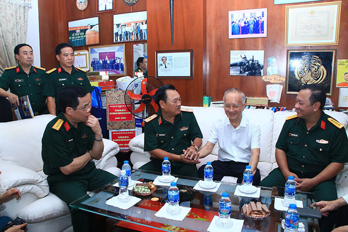 Tặng quà gia đình chính sách