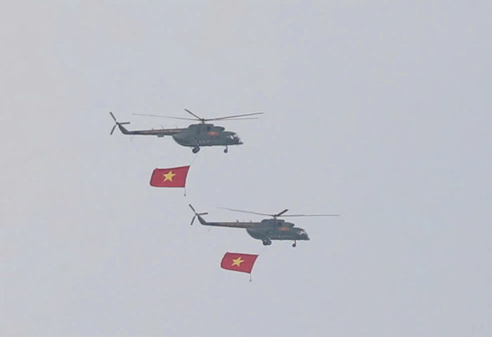 Lần đầu tiên máy bay thả cờ Tổ quốc trên bầu trời TP.HCM