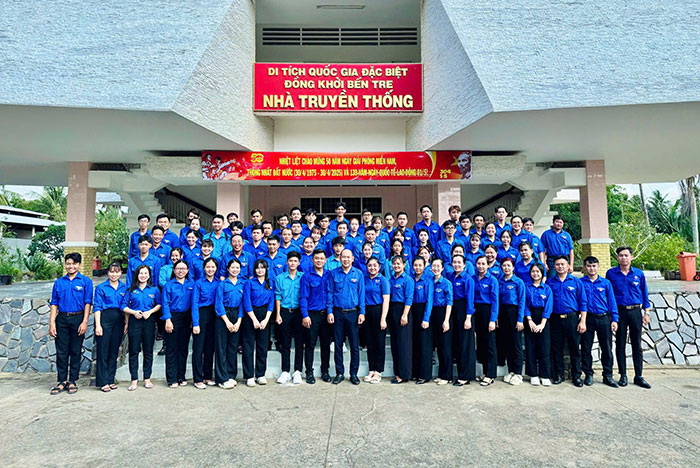 Hơn 4.000 cán bộ, hội viên, thanh niên tham gia Lễ chào cờ “Tôi yêu Tổ quốc tôi” chào mừng kỷ niệm 50 năm Ngày Giải phóng miền Nam, thống nhất đất nước.