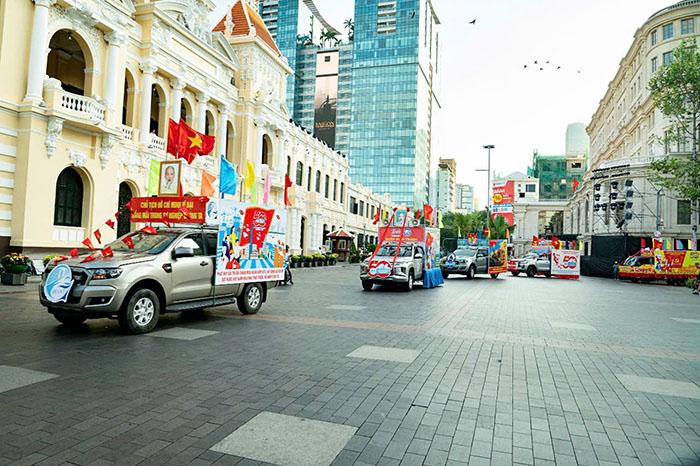 Diễu hành xe hoa tuyên truyền cổ động kỷ niệm 50 năm Ngày thống nhất đất nước