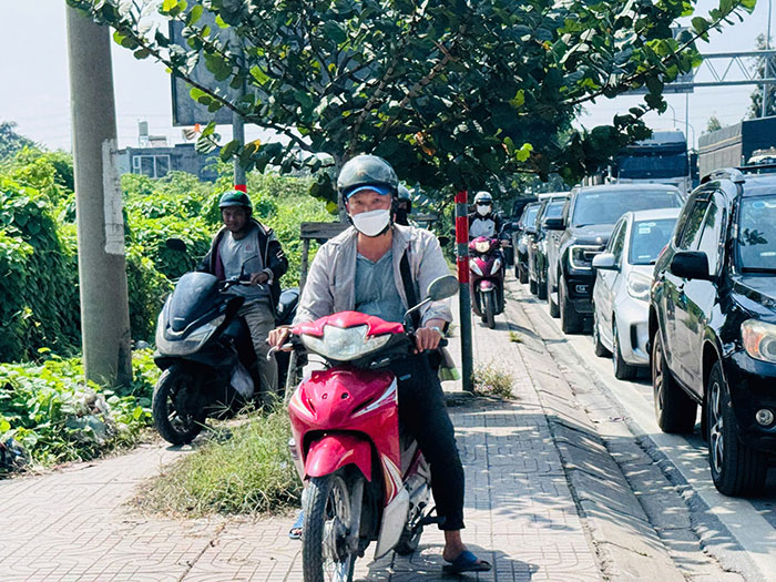 Hơn 1.000 xe máy bị xử phạt vì chạy trên vỉa hè tại TP.HCM