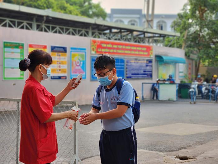 Khuyến khích học sinh, giáo viên đeo khẩu trang trong không gian kín, đông người phòng dịch Covid-19