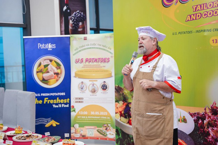 Sinh viên UEF thực hành nấu ăn với đầu bếp quốc tế, nâng chất chương trình đào tạo ngành dịch vụ