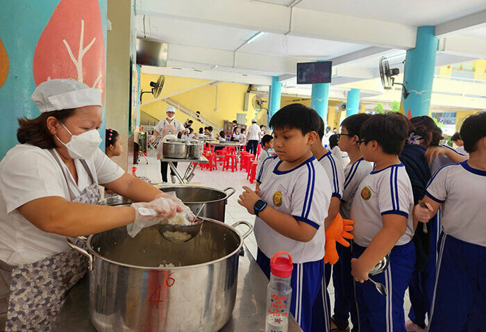 Giám đốc Sở GD-ĐT TP.HCM kiến nghị cho phép trường học được duy trì căng tin, bếp ăn, bãi xe…