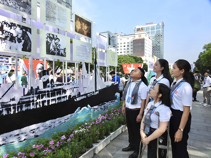 Người dân thành phố “gặp lại” Bác qua ảnh