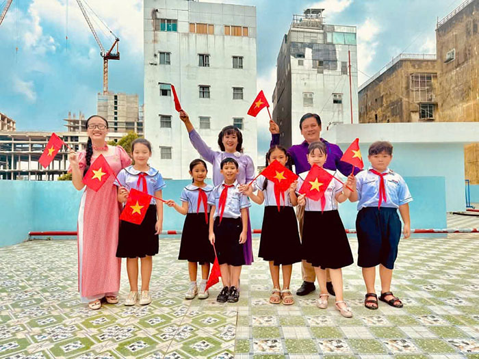 Cờ đỏ sao vàng kiêu hãnh bay rợp sân trường