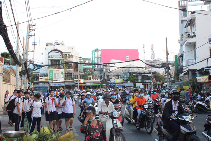 Giúp học sinh đi bộ đến trường an toàn