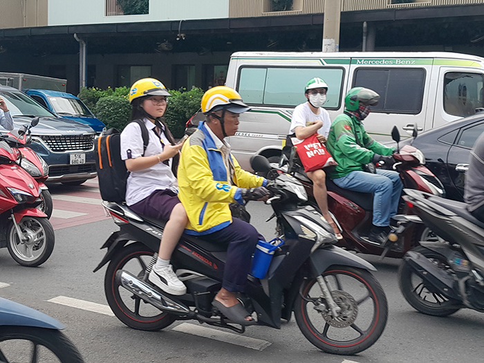 Học sinh đến trường bằng xe công nghệ